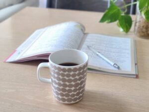 コーヒーと開いたノートがある静かな朝の風景