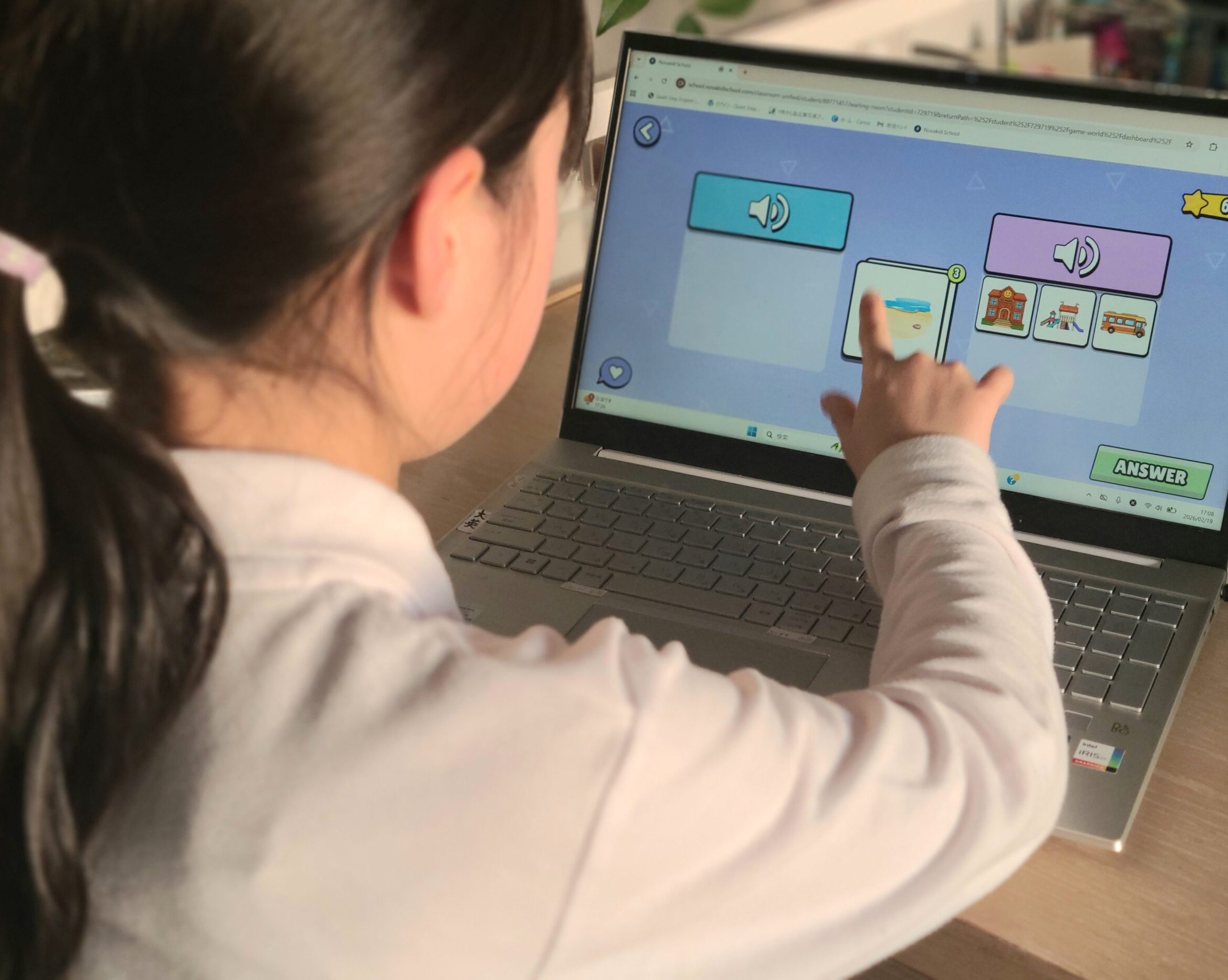 ノバキッドのレッスン画面を指でなぞって教材を動かしている風景。