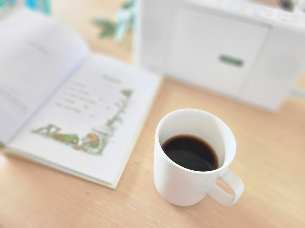 コーヒーとがまくんかえるくんの本とCDプレイヤーの写真