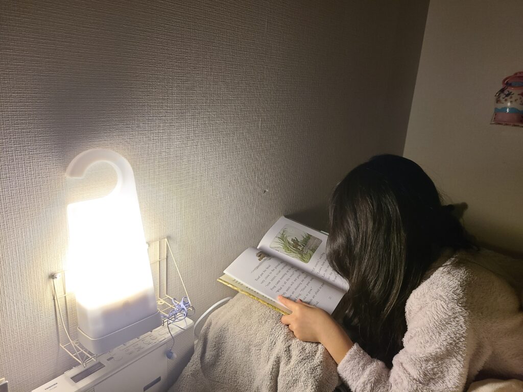 娘と寝る前に本を読んでいる風景の写真