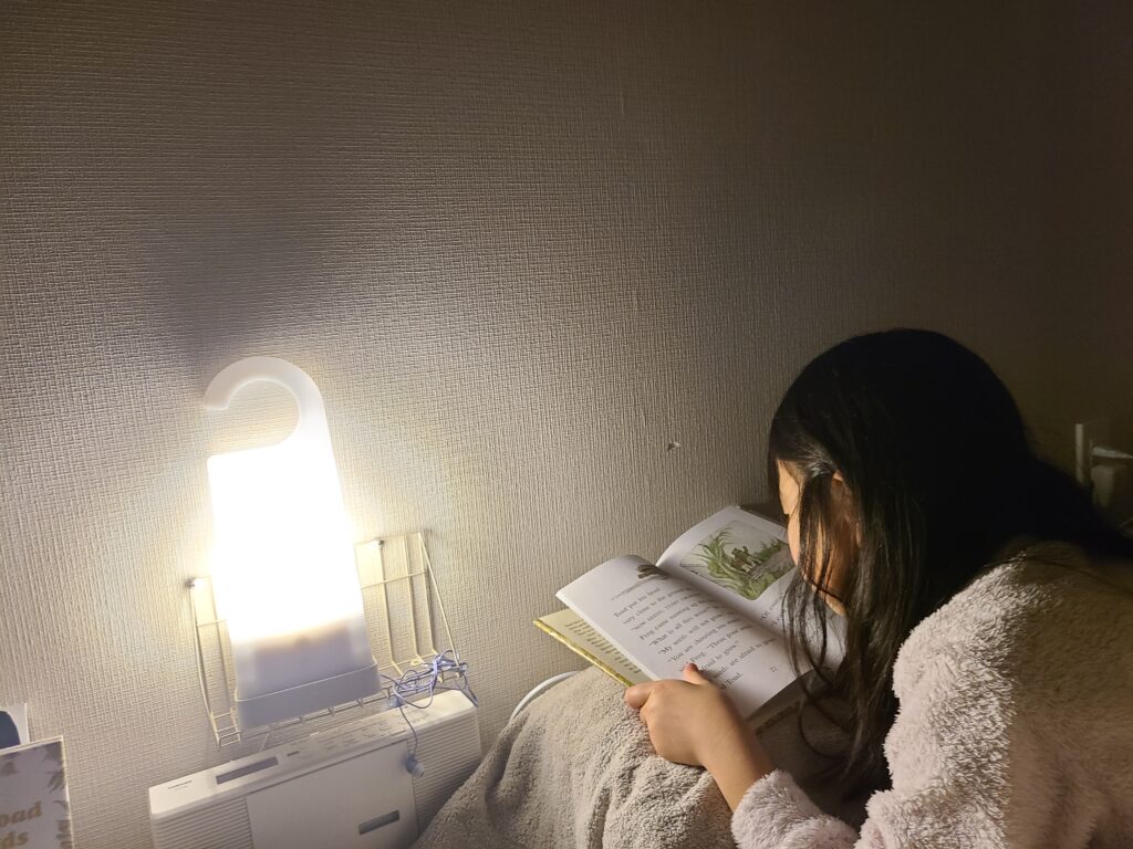 娘と寝る前に本を読んでいる風景の写真