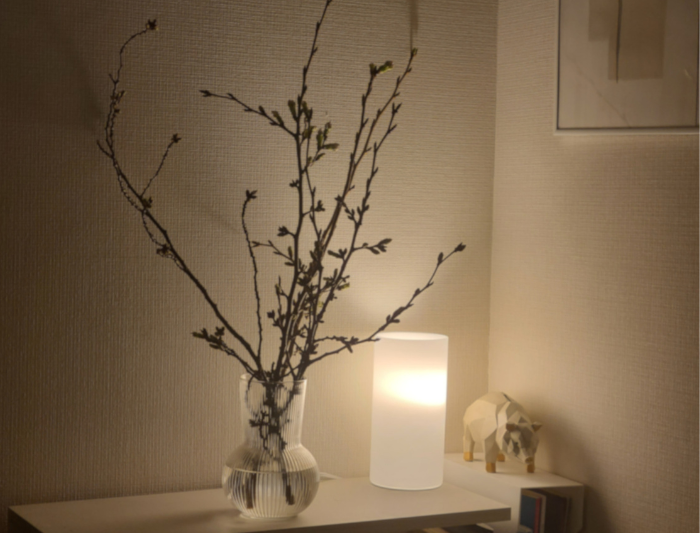 間接照明の暖かい光の写真