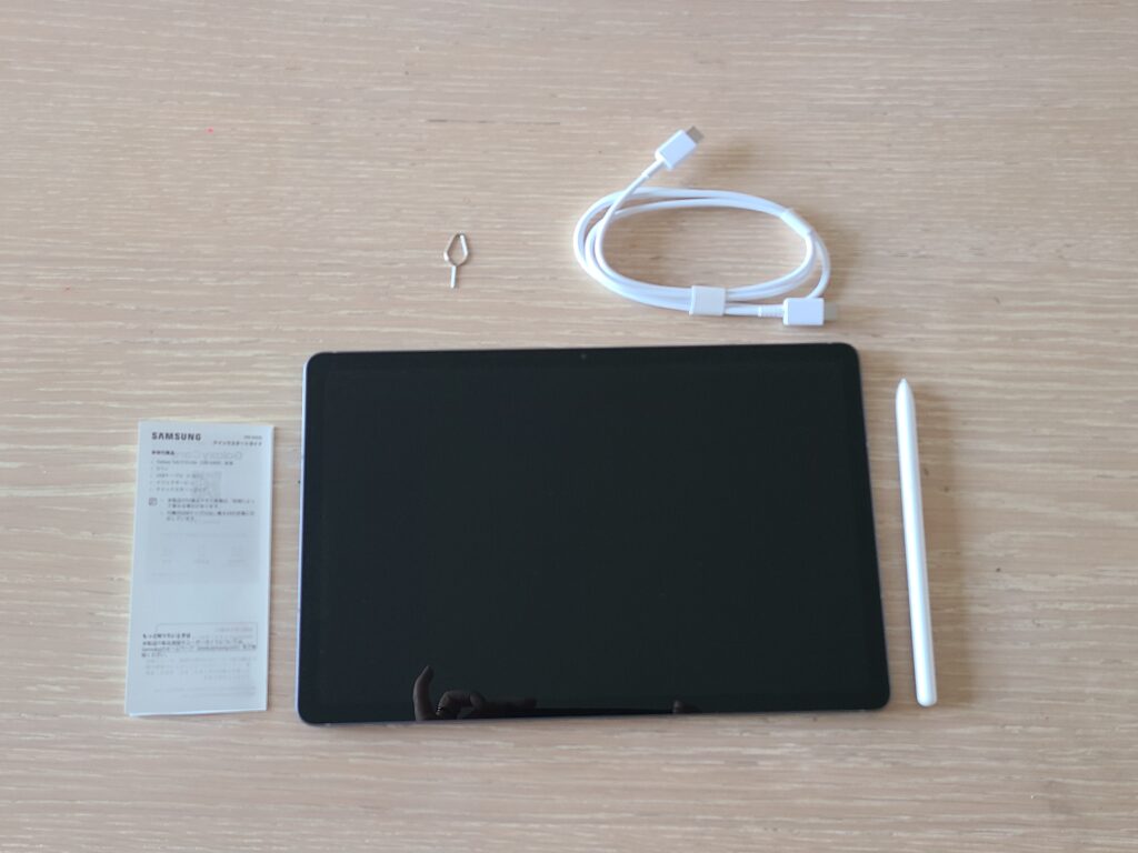Galaxy Tab S10 Liteと付属品の写真
