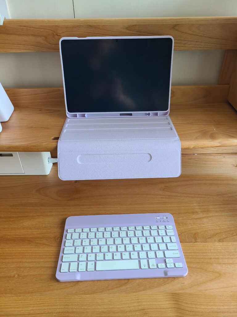 Galaxy Tab S10 Liteのケース、キーボードを外して使っている写真