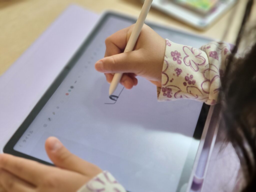 次女(8歳)がS Penを使ってお絵かきをしている写真