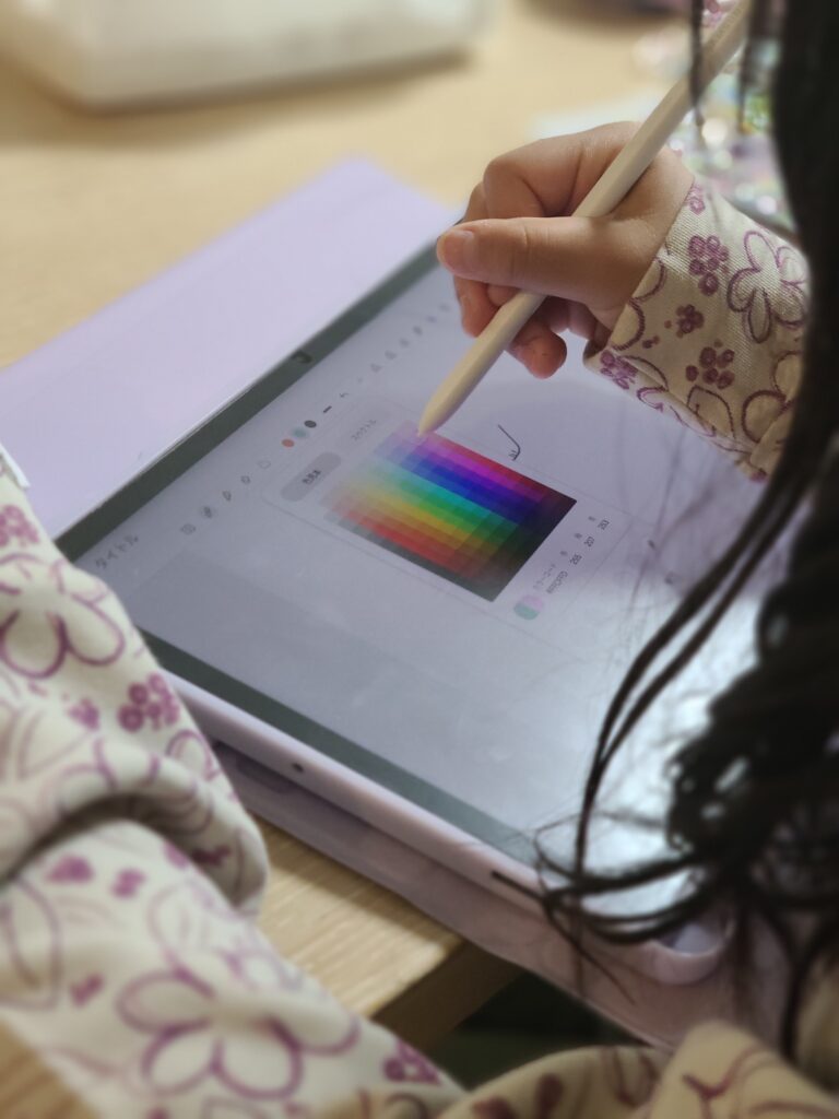 Galaxy Tab S10 LiteのS Penでお絵かきをしている写真