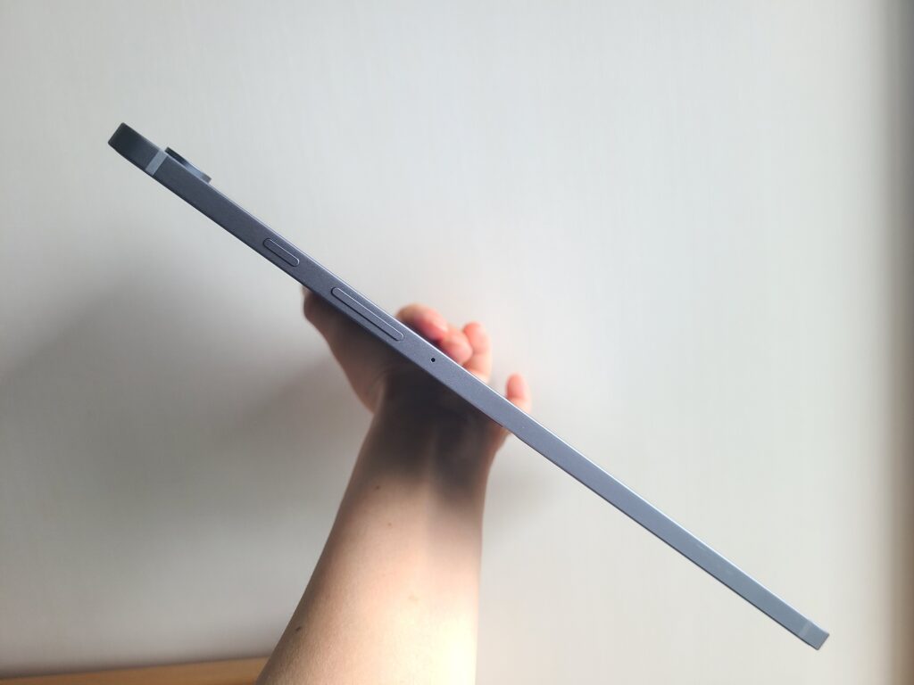 Galaxy Tab S10 Lite横から見た写真
