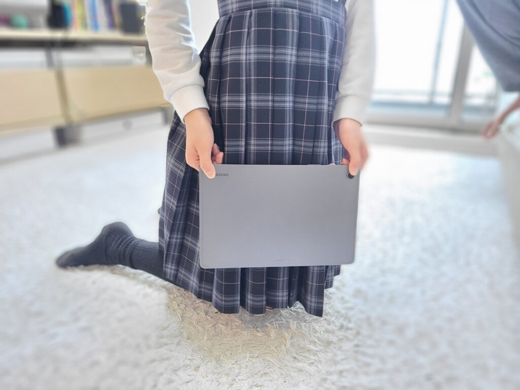 長女(10歳)がGalaxy Tab S10 Liteを持っている写真