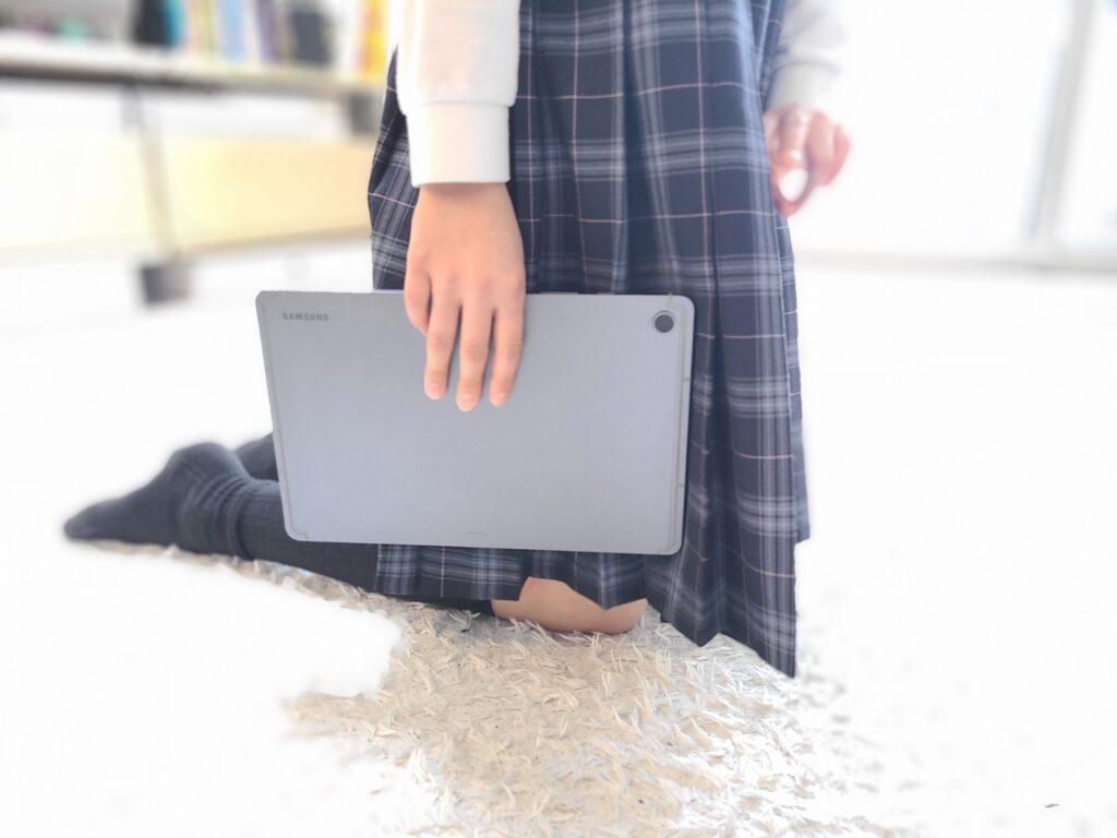 長女(10歳)がGalaxy Tab S10 Liteを片手で持っている写真