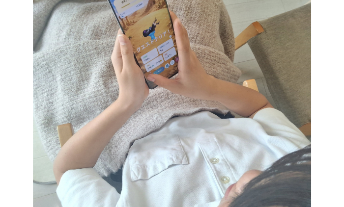 小5の娘がモチタンの無料版を使って口コミしているところ