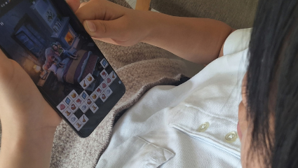 小5の娘がモチタンの無料版で広告に気がむいてしまっているところ