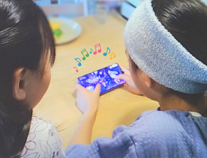 長女(10歳)と次女(8歳)が実際にリズダムをプレイしている写真