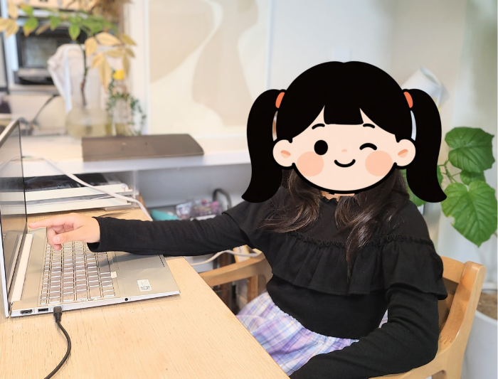 ノバキッド体験している時にママのほうをチロチロみる次女