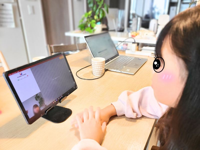 うた(小3)がグローバルクラウン口コミの真相を確認するた、無料体験レッスンを受けている様子
