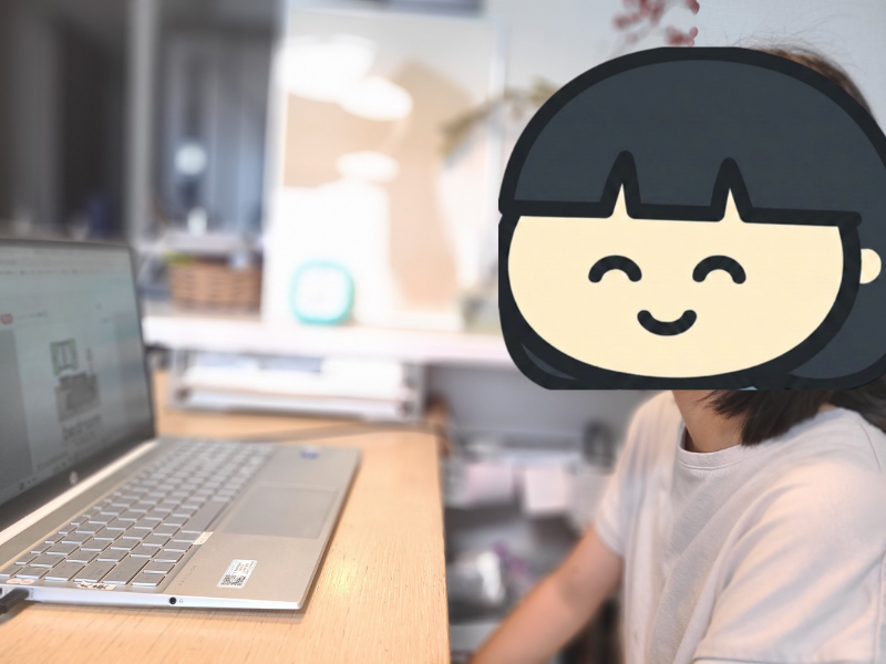 こと(小5)がクラウティ無料体験で先生と英会話している写真