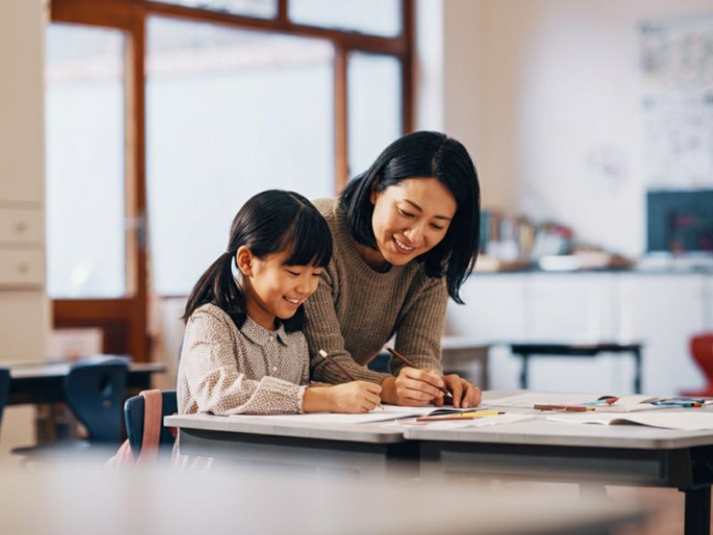 Speak AIを小学生の娘に使わせたいと悩む親子がマイペースに英語学習をしている写真