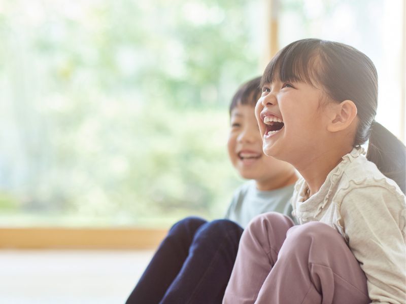 子供が英語学習を楽しんでいる様子