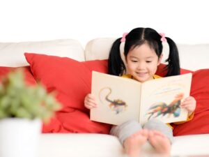 うたが、英語絵本を読んでいる様子