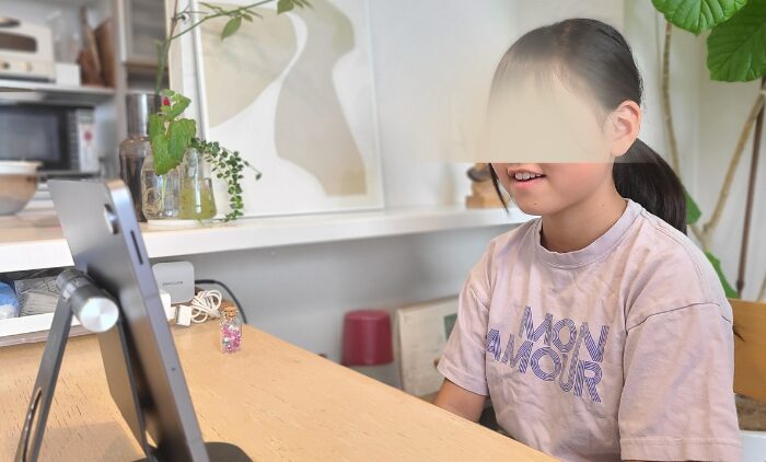 小3次女がワールドアイキッズのアクティビティレッスンを楽しんでいるところ