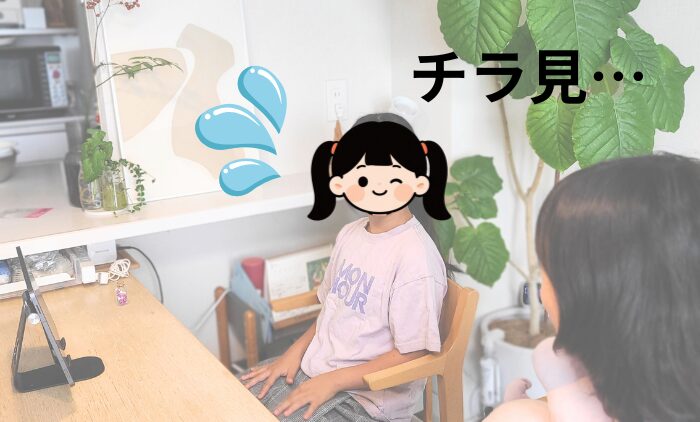 小3次女がワールドアイキッズのアクティビティレッスンでわからない時に横にいる姉(小5)に頼っているところ