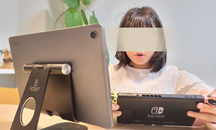 小5次女がワールドアイキッズのマイクラレッスンを設定している様子「つながった!」の驚きの表情