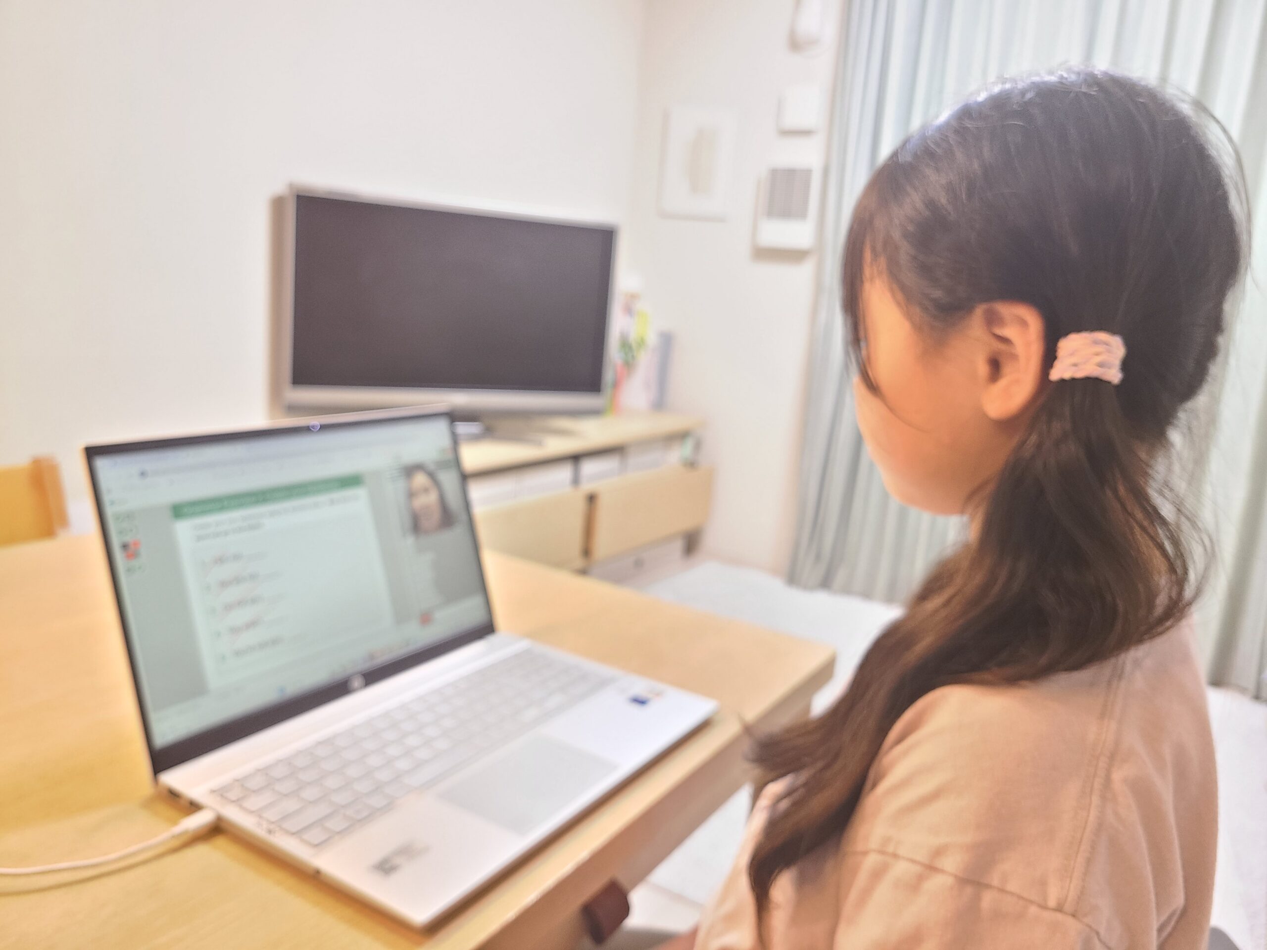 小３女子がkiminiの25分間レッスンを実際に受けているところ