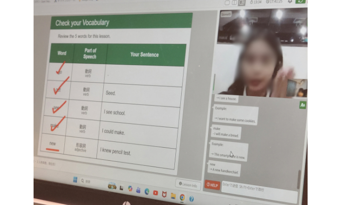 小３女子がkimini英会話のレッスンの先生を対面しているところ