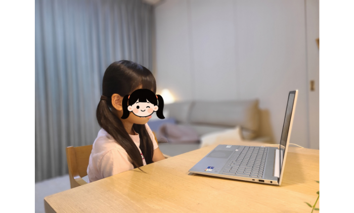 小３女子がkimini英会話のレッスンを受けているところ