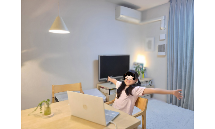 小３女子がkimini英会話のレッスンを受け終えてホッとしている様子