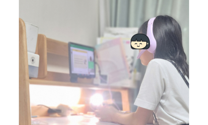 小５女子がkimini英会話英検®対策コースをグローバル講師と一緒にレッスンしているところ